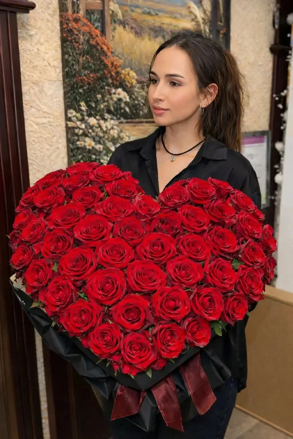 Букет № 23: композиция из 87 красных эквадорских роз (длина 60–70 см) в виде сердца,
                 оформлена в дизайнерской упаковке
                 'тёмный шоколад' с атласной лентой шириной 50 мм. Цена 30 000 рублей, доставка в Домодедово