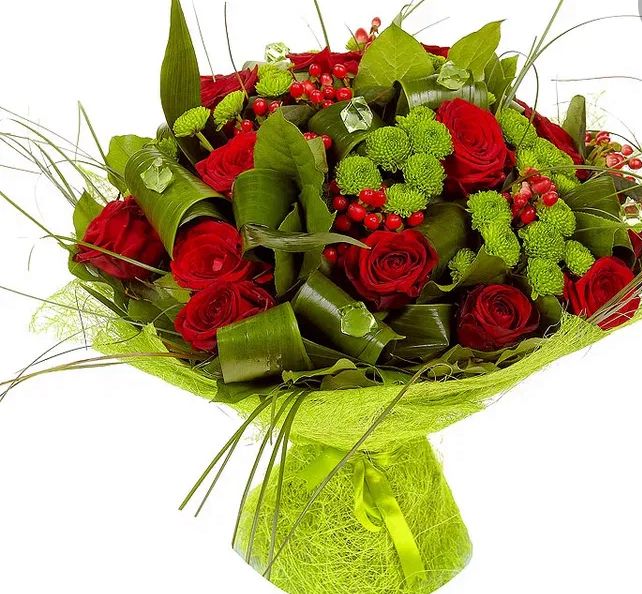Букет №17 «Зелёная симфония с алыми нотами»: красные розы, зелёные хризантемы, гиперикум,
                 декоративная зелень, ярко-зелёная обёртка. Доставка цветов в Домодедово