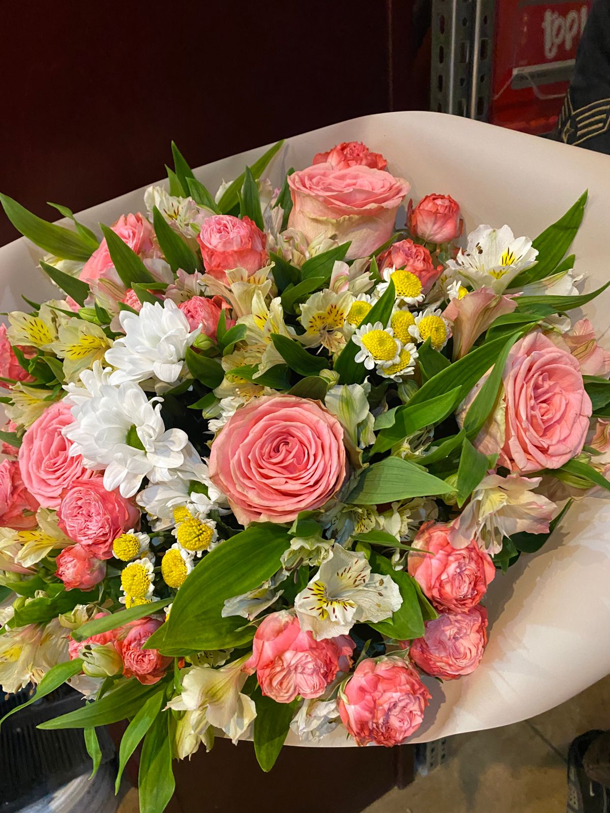 «Микс-букет „Шёпот роз“ № 21: розовые розы, альстромерии, белые хризантемы,
                     жёлтые сантини и зелёная листва. Стоимость — 8 500 ₽, доставка в Домодедово.»