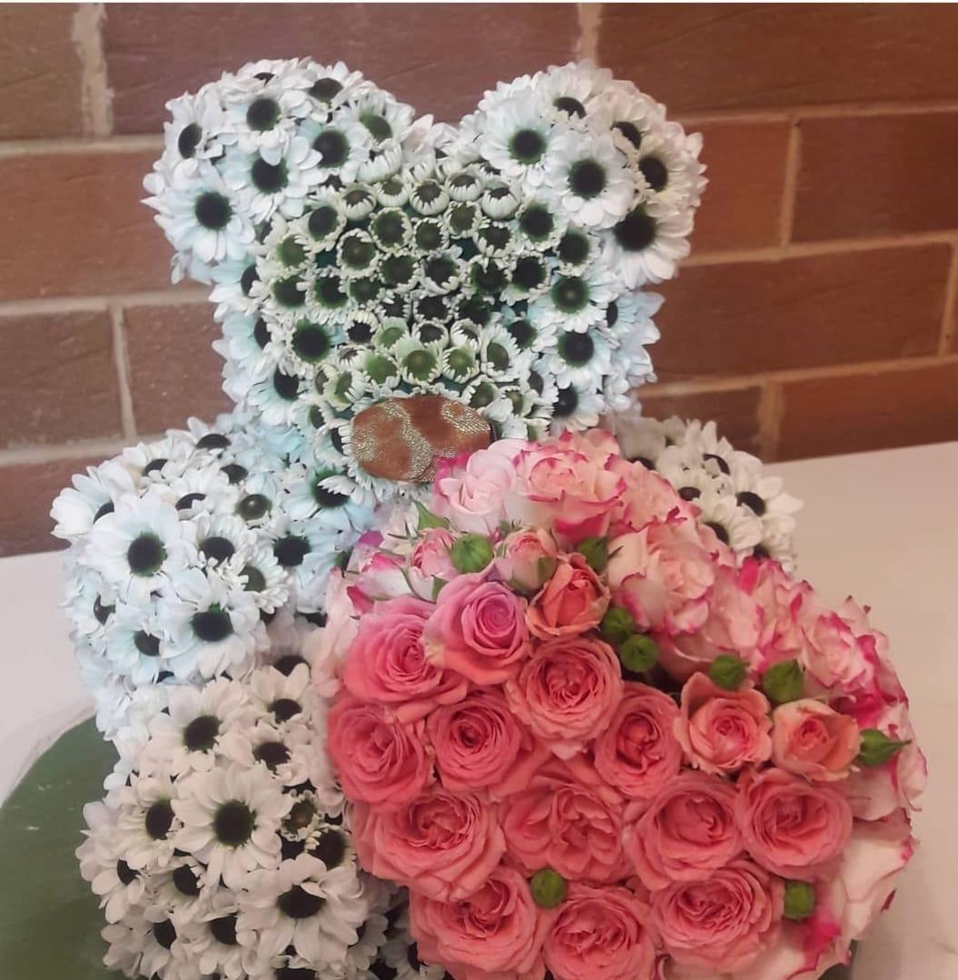 Букет №20 «Мишка из роз на лужайке» — мишка из белых хризантем Santini с
                 букетом нежно‑розовых кустовых роз на зелёной подложке, доставка цветов Домодедово.