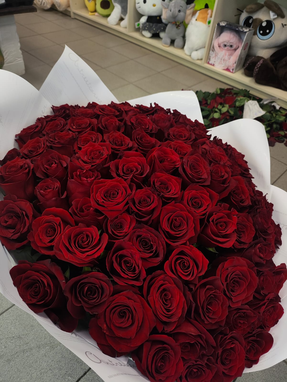 Букет № 23: 101 красная эквадорская роза премиум-класса (длина 70 см) в
                     крафтовой упаковке с атласной лентой, цена 29 999 ₽, доставка цветов в Коломне