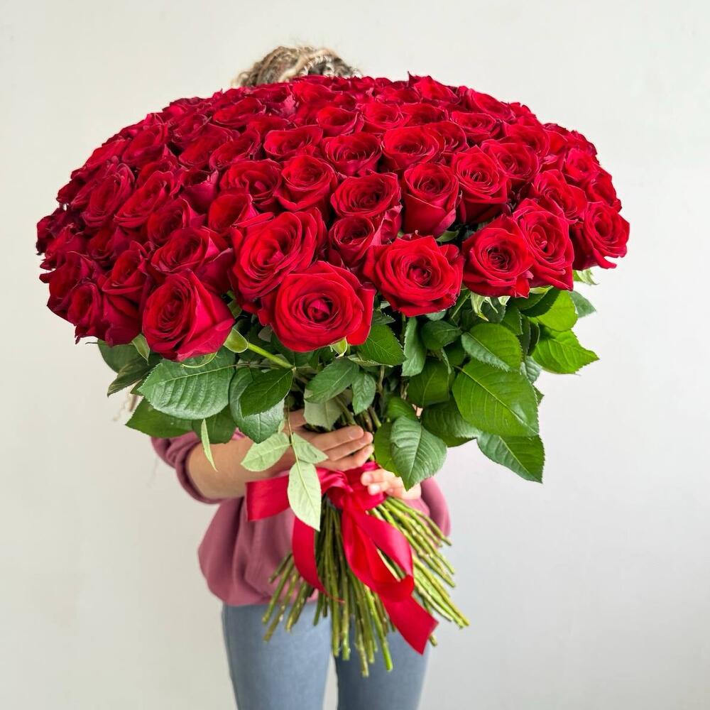 Букет № 28: 101 красная роза эквадорского сорта, длина стебля 60 см, 
                с атласной лентой. Доставка в Коломне за 24 000 рублей доставка цветов в Коломне