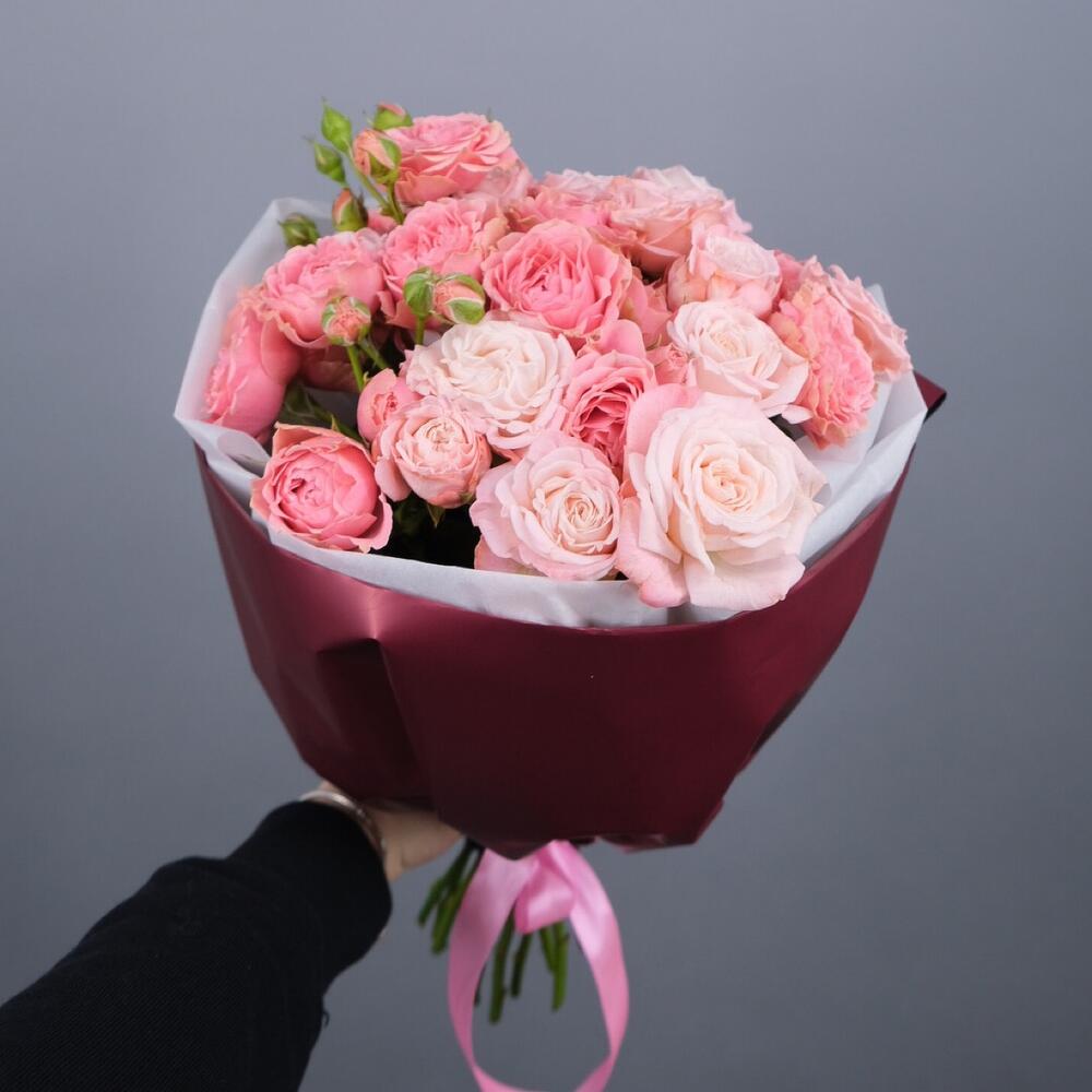 Букет номер 8: 7 розовых и кремовых кустовых пионовидных роз в двойной фирменной упаковке. Монобукет в Домодедово с доставкой, цена 5 900 ₽