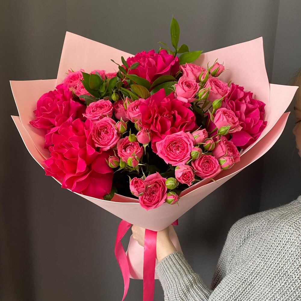 Букет № 2 Пинк Флойд с кустовыми розами, эвкалиптом и дизайнерской упаковкой, доставка в Домодедово