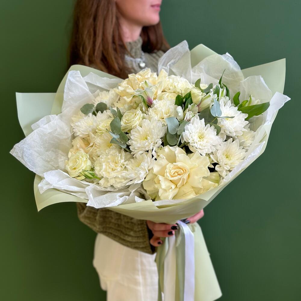 Букет № 4 Торжество: белые кустовые розы, хризантемы, розы Софи Лорен, альстромерии, диантусы и эвкалипт. Доставка в Домодедово