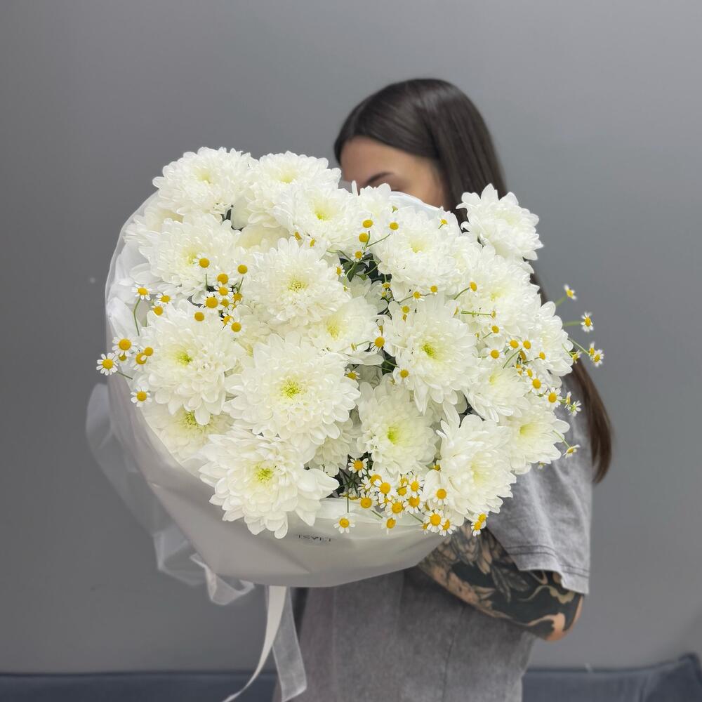 Букет номер 10 «Sunny»: 5 хризантем «Алтай» и 4 полевые ромашки в дизайнерском оформлении. Цветы в Домодедово с доставкой, цена 5 400 ₽