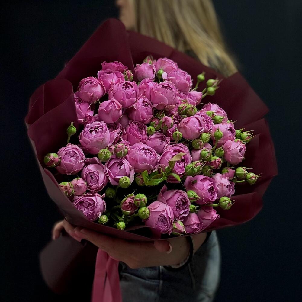 Букет из 7 пионовидных роз Bubbles с розовыми лентами и бордовой дизайнерской плёнкой, доставка в Домодедово