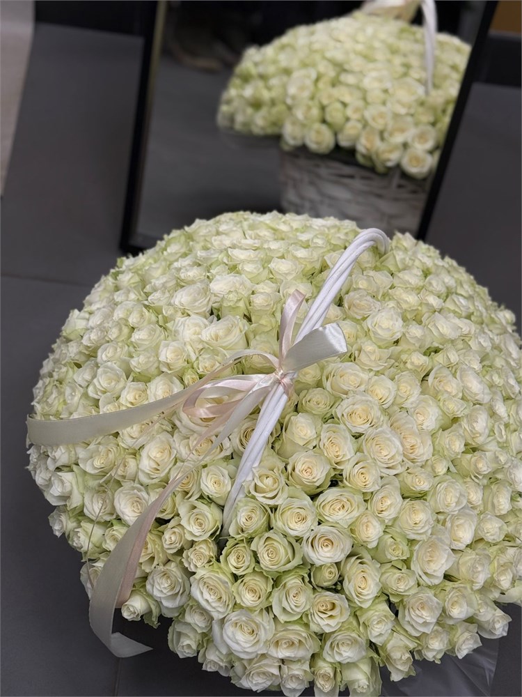 Букет № 80 из 301 белой кенийской розы в плетёной корзине.
                 Доставка цветов в Коломне. Цена: 35 999 ₽, доставка в Коломне