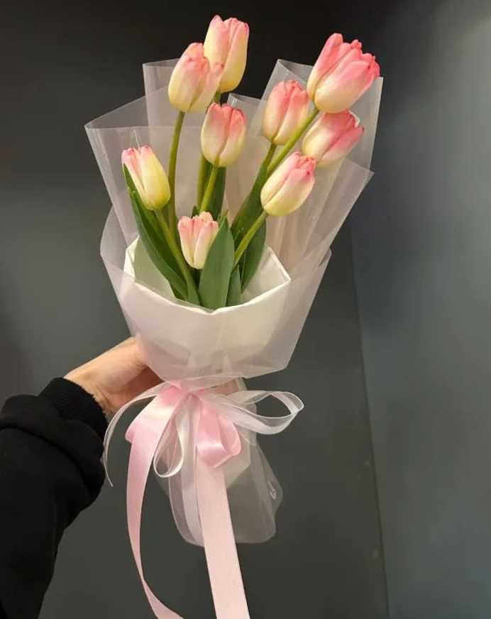 Букет № 62: авторский букет из 9 бело‑розовых тюльпанов
                 в дизайнерской упаковке с атласными лентами под цвет
                  цветов — нежный подарок за 2 870 ₽., доставка в Коломне