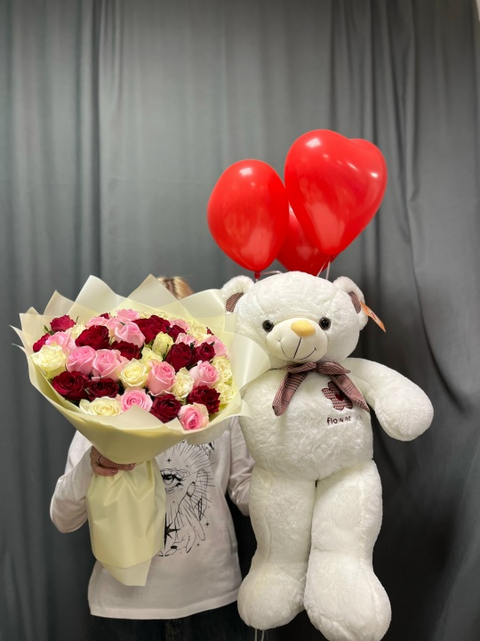 Букет № 72 из 51 разноцветной розы с латексными шарами
                 в виде сердец и плюшевым мишкой — роскошный подарок с доставкой в Коломне, доставка в Коломне