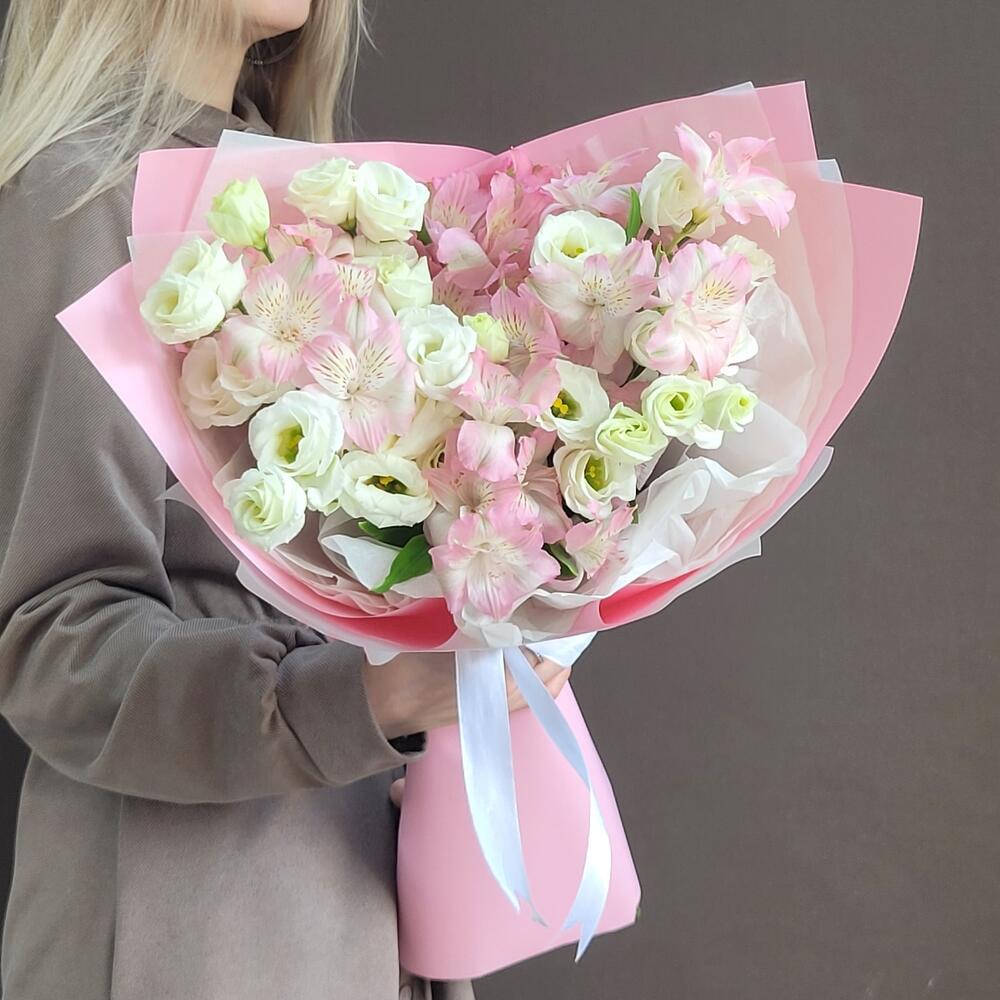 Букет номер 15: 4 белые эустомы, 5 импортных альстромерий, белое тишью и матовая розовая плёнка. Цветы в Домодедово с доставкой, цена 4 190 ₽