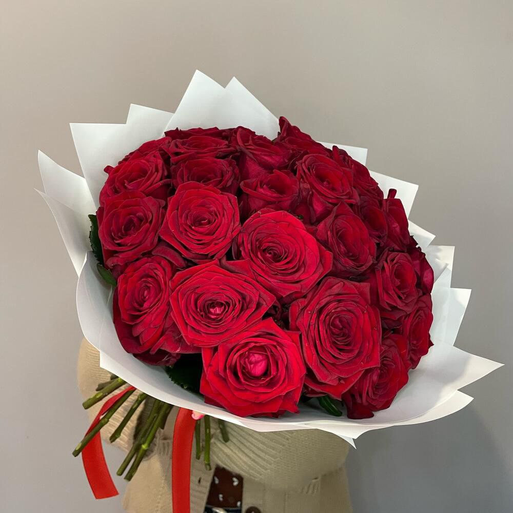 Букет «Любовь навсегда» № 31: 29 алых роз, атласная красная лента, белая дизайнерская упаковка