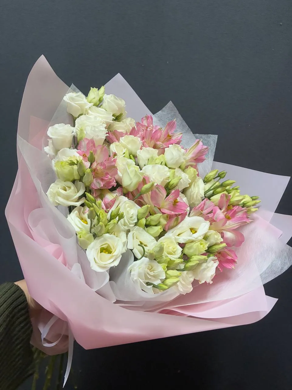 Букет № 41: композиция из 4 нежно‑белых эустом и 5 импортных альстромерий, упакованных в розовую плёнку и белую бумагу тишью. Цена 4 500 рублей, доставка в Коломне