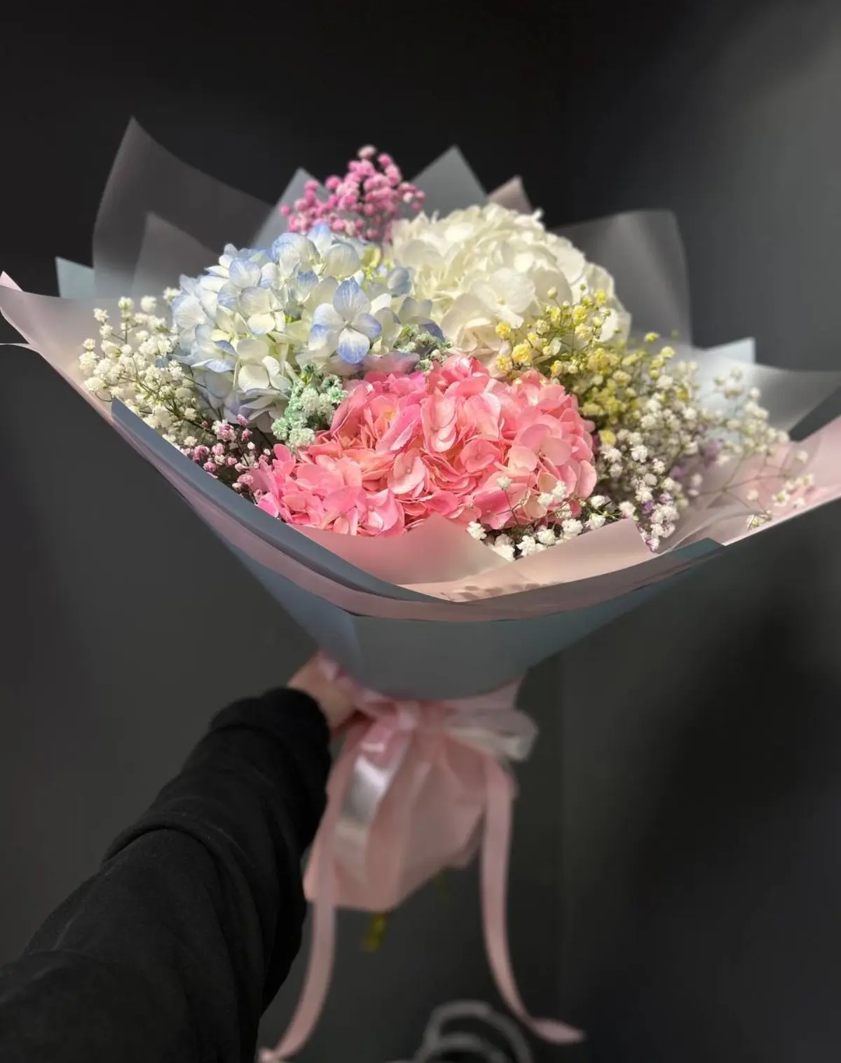 Букет № 44 «Радужная симфония»: 3 гортензии и 7 гипсофил в дизайнерской упаковке, доставка в Коломне