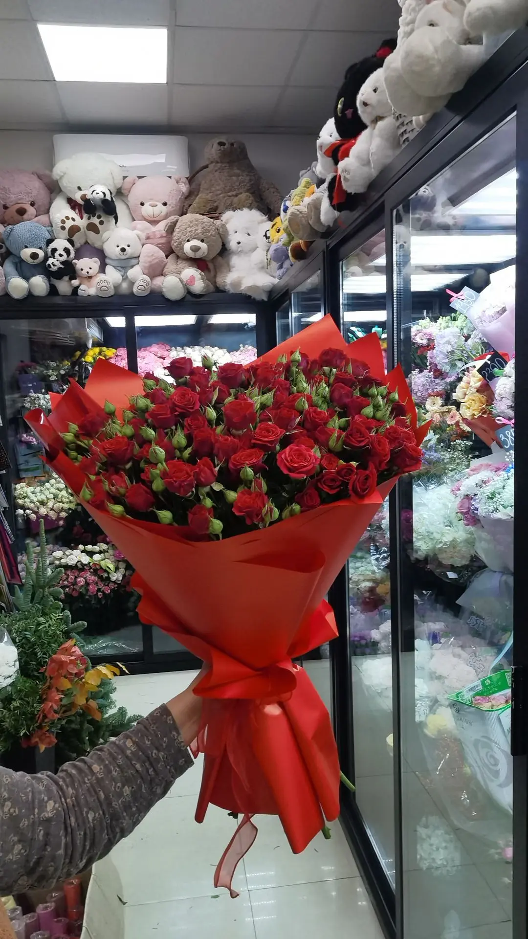 Букет № 45: премиум-букет из 27 веточек красных
                     кустовых роз в дизайнерской красной полуматовой упаковке, доставка в Коломне