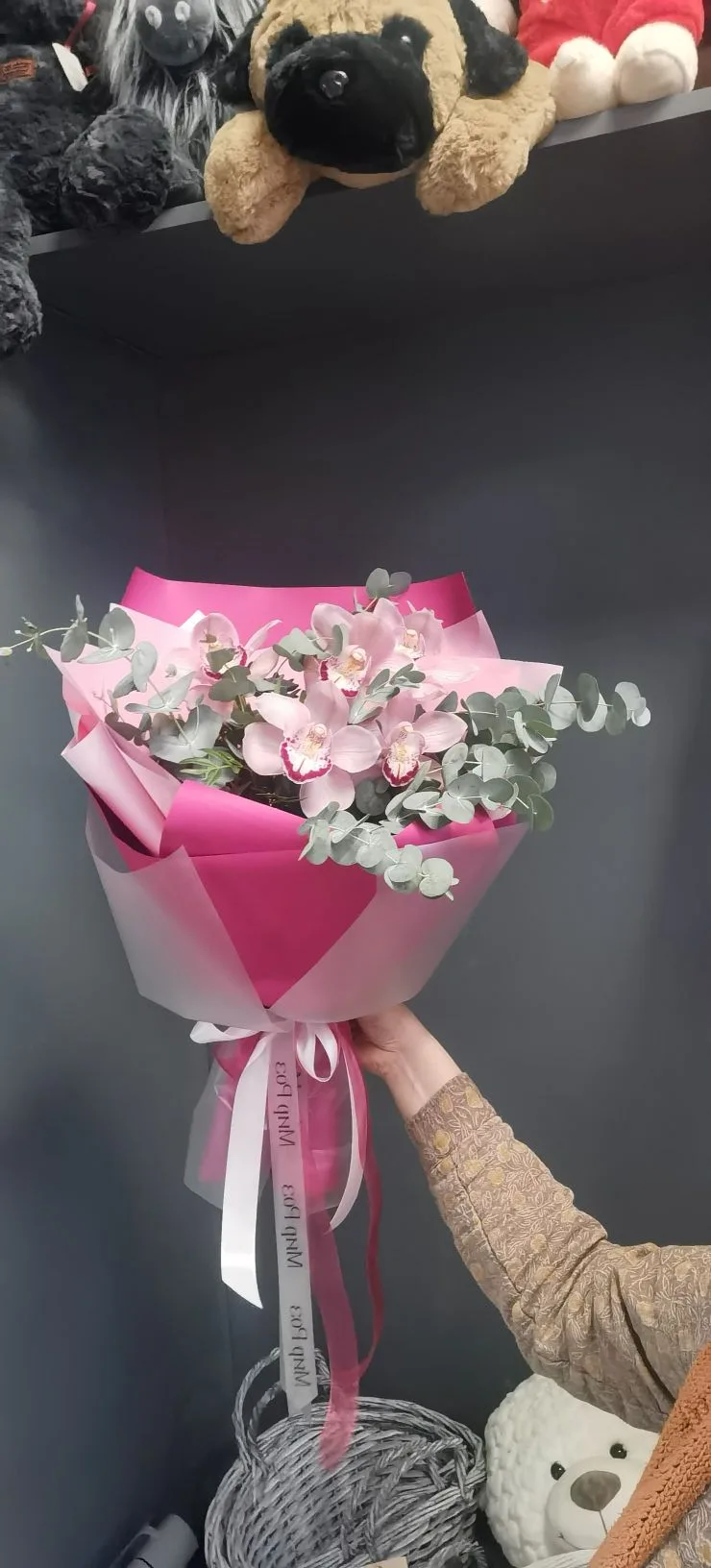Букет № 50: композиция из орхидей и эвкалипта в дизайнерской розовой
                    упаковке с полуматовой плёнкой и белой атласной лентой — элегантный
                     букет за 4 980 ₽., доставка в Коломне