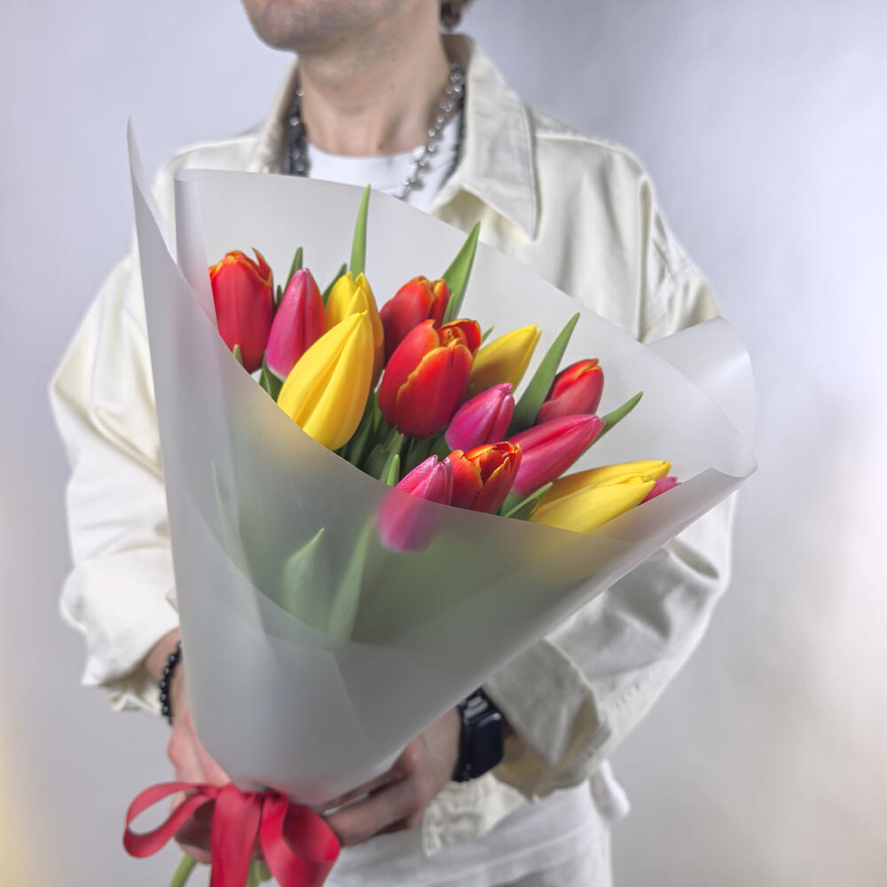 Букет № 52: композиция из 15 разноцветных тюльпанов в полуматовой-полупрозрачной
                     упаковке с ярко-розовой атласной лентой — яркий букет за 3 850 ₽., доставка в Коломне