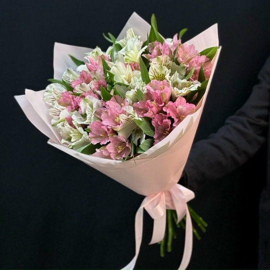 Букет № 53: композиция из 11 белых и розовых альстромерий в нежно‑розово‑белой дизайнерской упаковке с ярко‑розовой атласной лентой — нежный букет за 3 550 ₽.

, доставка в Коломне