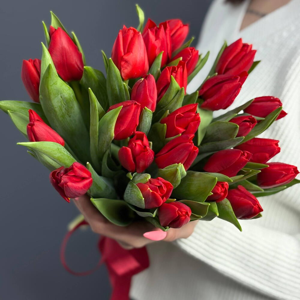 Букет № 54: композиция из 25 красных тюльпанов с атласной
                    лентой — роскошный подарок за 5 250 ₽., доставка в Коломне