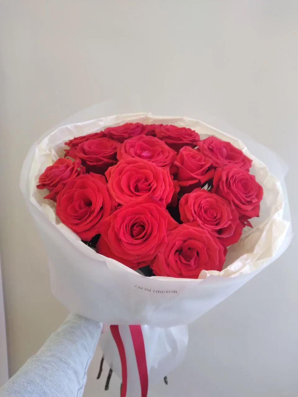 Букет № 54: композиция из 15 красных эквадорских роз в дизайнерской упаковке с полуматовой плёнкой, белой бумагой тишью и красной атласной лентой — роскошный букет за 5 750 ₽., доставка в Коломне
