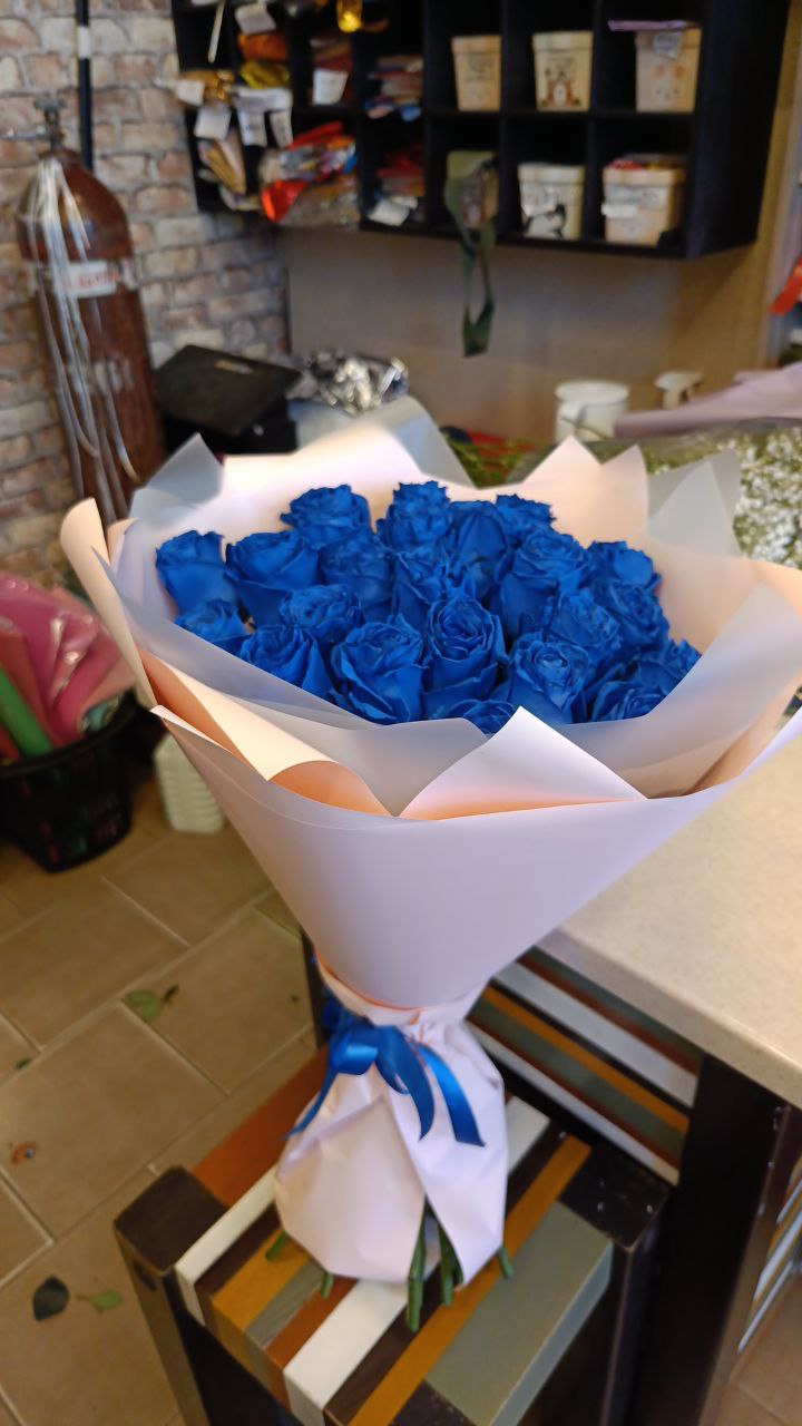Букет № 33: 25 синих роз из Эквадора высотой 70 см, синяя атласная лента,
                     дизайнерская упаковка (бежевый, белый, полупрозрачная плёнка)