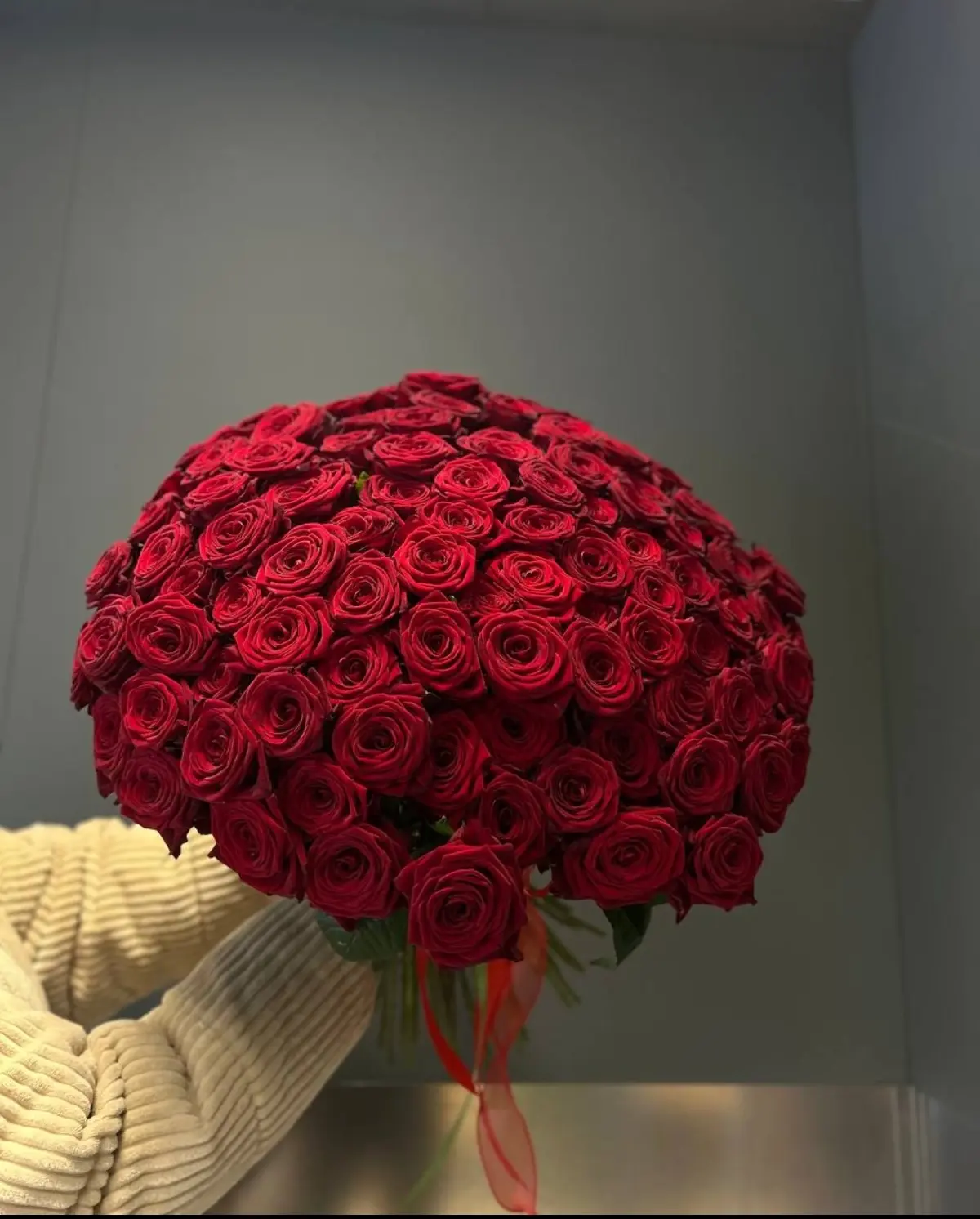 Букет № 56: композиция из 101 красной эквадорской розы (высота 60 см) с красной атласной лентой — роскошный букет за 25 250 ₽., доставка в Коломне