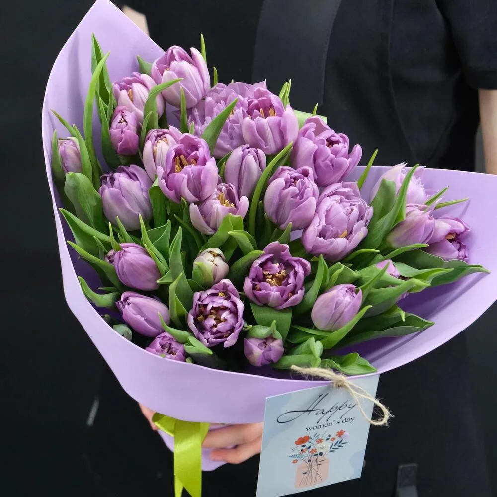 Букет № 58: 25 сиреневых тюльпанов в упаковке из фоамирана с мини‑открыткой — пышный букет за 5 850 ₽., доставка в Коломне