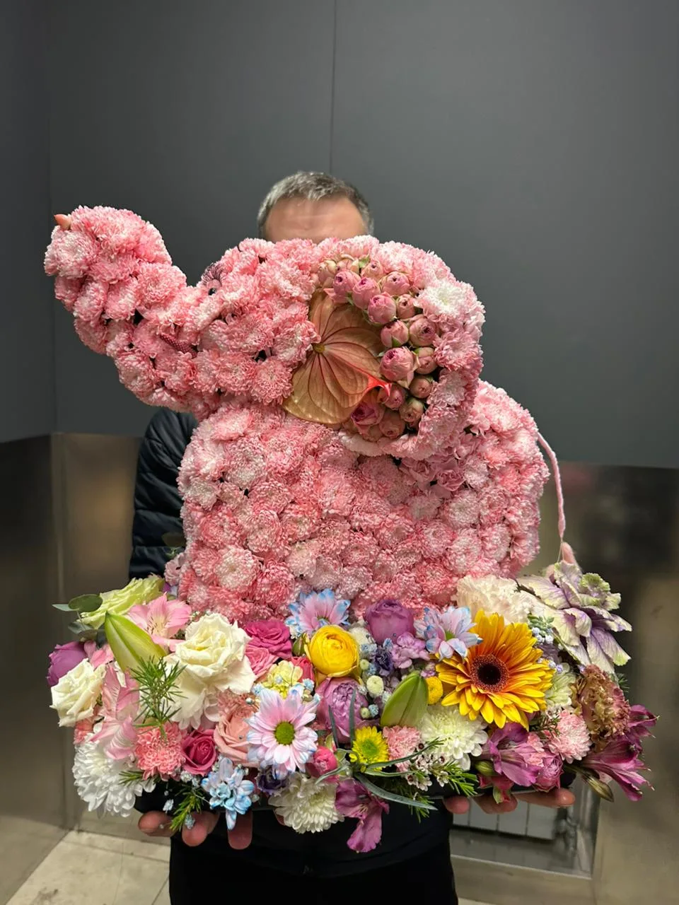 Букет № 64: огромная фигура слона из розовых хризантем с герберами,
                    розами, лилиями и декоративными листьями
                     — эксклюзивная цветочная композиция за 55 000 ₽., доставка в Коломне