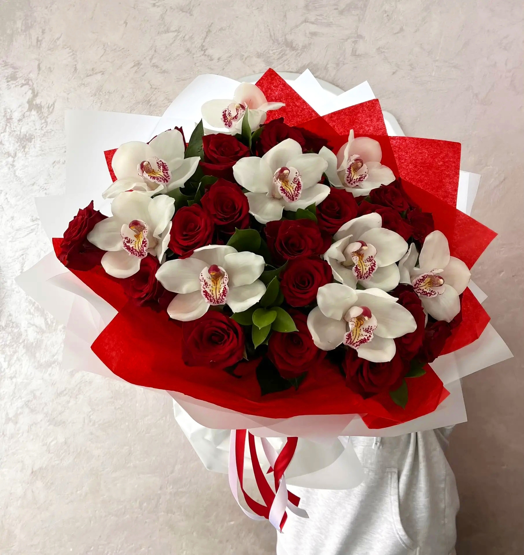Роскошный букет № 65 «Бурж»: 21 красная роза и 9 орхидей цимбидиум, 
                    дизайнерская упаковка, Коломна, доставка цветов