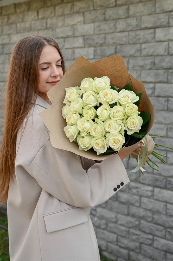 Букет № 66: 15 белых роз высотой 60 см в крафтовой упаковке с атласной лентой,
                    Коломна, доставка цветов