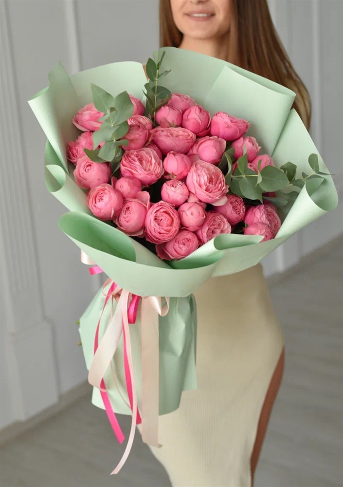 Букет № 67: пионовидные розы Сильвия нежно‑розового
                   цвета с эвкалиптом, дизайнерская упаковка фисташкового цвета и атласные ленты.
                    Доставка цветов в Коломне