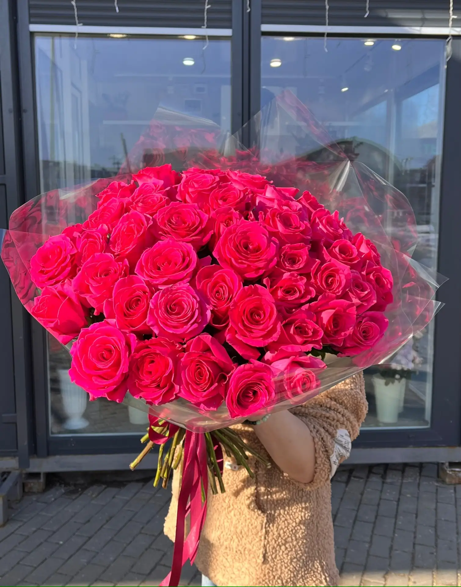 Букет № 69: 49 эквадорских малиновых роз Пинк Флойд
                 высотой 70 см, оформление бумагой тишью и атласной малиновой лентой. Доставка цветов в Коломне