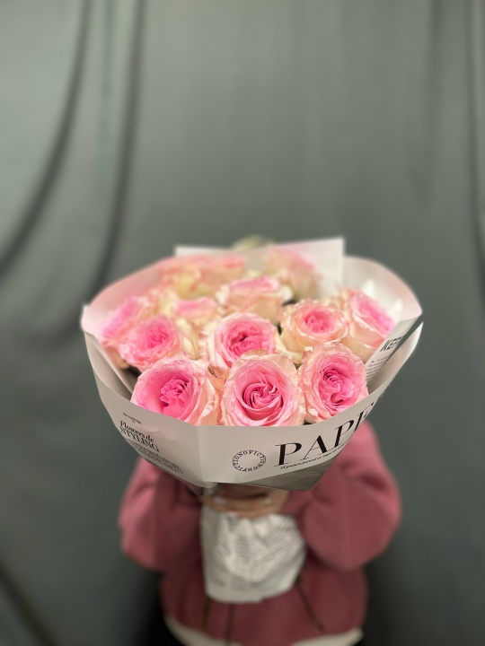 Букет № 74 из 15 нежно‑розовых эквадорских роз высотой 70 см в дизайнерской
                     упаковке с атласной лентой. Доставка цветов в Коломне