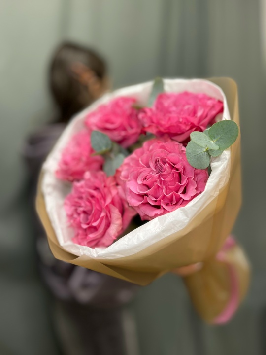 Букет № 77 из 5 эквадорских роз с эвкалиптом, в дизайнерской упаковке с белой бумагой тишью и розовой атласной лентой. Доставка цветов в Коломне. Цена: 2 900 ₽, доставка в Коломне