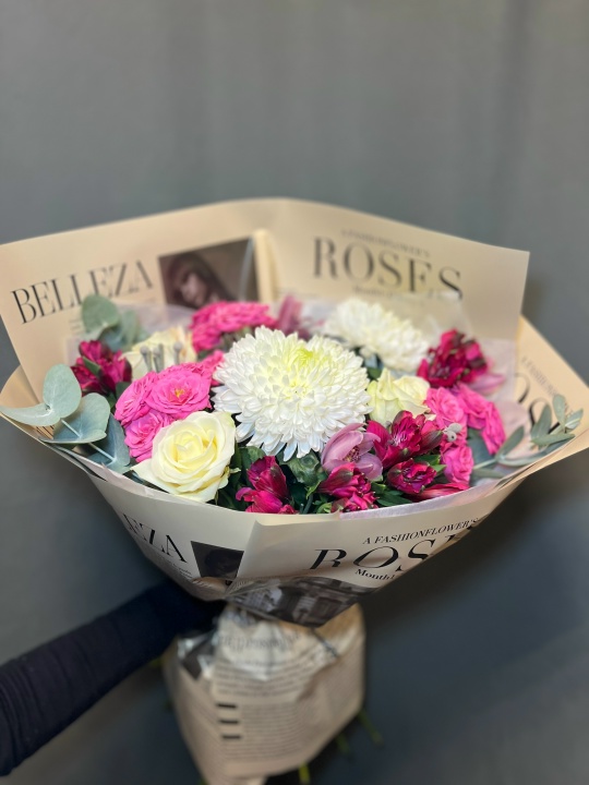 Букет № 81: микс из роз, хризантем, альстромерий и цимбидиума в
                     дизайнерской упаковке. Доставка цветов в Коломне. Цена: 5 980 ₽, доставка в Коломне