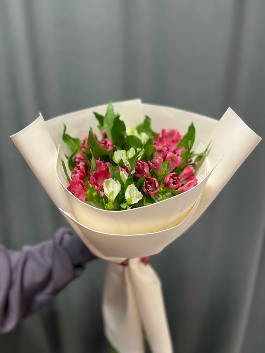 Букет № 84: 7 альстромерий в стильной дизайнерской упаковке с атласной лентой.
                     Доставка цветов в Коломне. Цена: 2 300 ₽