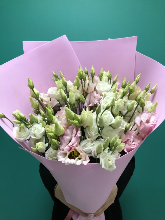 Букет № 85: 11 лизиантусов в дизайнерской упаковке с атласной лентой.
                     Элегантная цветочная композиция от флористов Коломны. Цена: 7 300 ₽