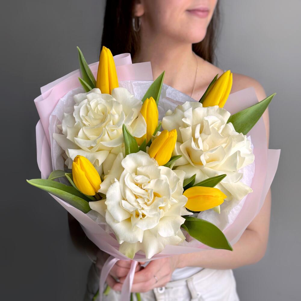 Букет №36: 6 жёлтых тюльпанов и 3 французские розы Mondial, Коломна