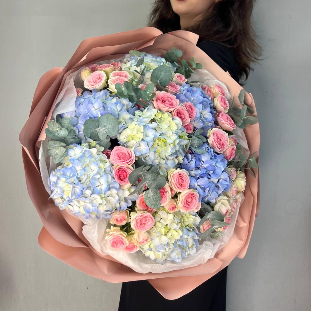 Букет № 39: гортензии, кустовые пионовидные розы и эвкалипт в дизайнерской упаковке, доставка цветов в Коломне