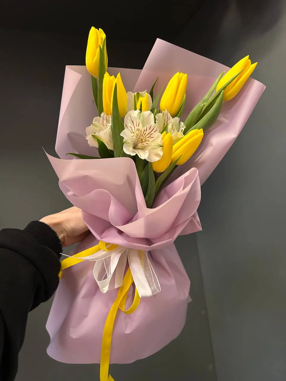 Букет № 60: авторская композиция из 7 жёлтых тюльпанов и 4 белых 
                альстромерий в дизайнерской упаковке с атласными лентами — солнечный
                 букет за 2 999 ₽., доставка в Коломне
