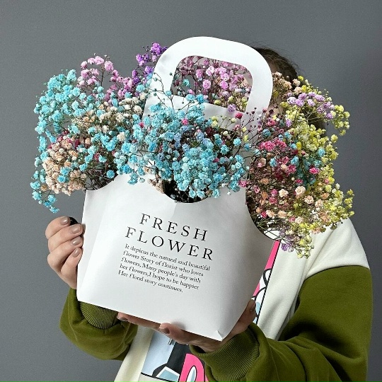 Букет № 76: композиция из разноцветной гипсофилы в стильной сумочке XL.
                 Доставка цветов в Коломне. Цена: 3 500 ₽, доставка в Коломне