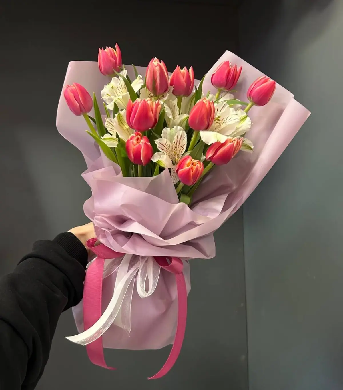 Букет № 61: авторский букет из 11 розовых тюльпанов и 8 белых
                 альстромерий в дизайнерской упаковке с 
                 атласными лентами — элегантная композиция за 3 880 ₽., доставка в Коломне
