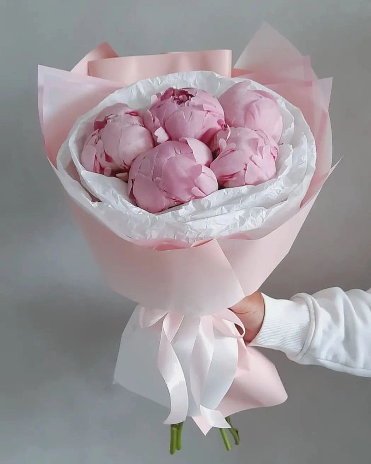 Букет № 83: 5 нежно-розовых пионов голландских сортов в стильной крафт-упаковке
                 с атласной лентой. Доставка цветов в Коломне. Цена: 5 550 ₽