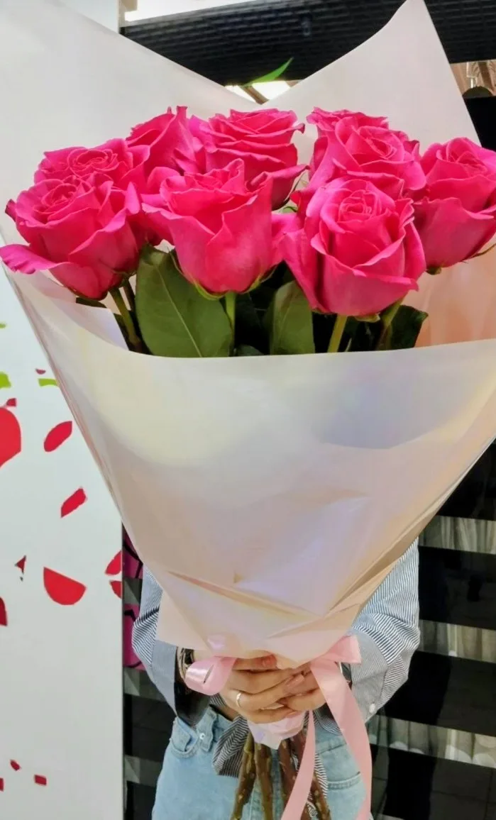 Букет № 47: композиция из 25 красных эквадорских роз (высота 70 см)
                 в дизайнерской упаковке. Цена 8 999 рублей, доставка в Коломне