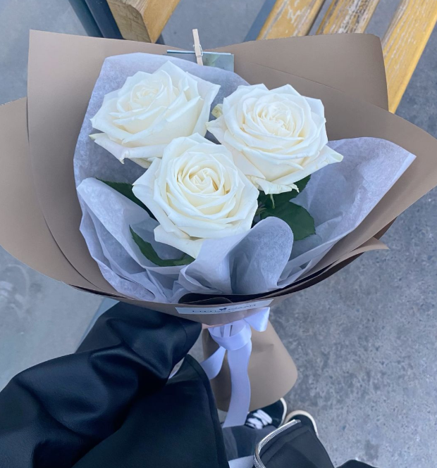 Букет № 49: 3 белые эквадорские розы (высота 70 см)
                 в крафтовой упаковке с белой бумагой тишью и
                  атласной лентой — элегантный букет за 1 880 ₽., доставка в Коломне