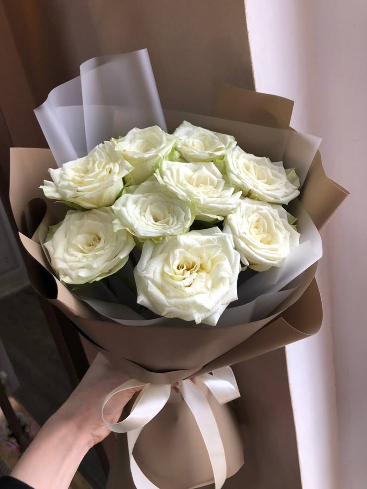 Букет № 48: 9 белых эквадорских роз (высота 70 см)
                 в дизайнерской упаковке из крафт-бумаги с полуматовой
                  плёнкой — элегантный подарок за 3 880 ₽., доставка в Коломне