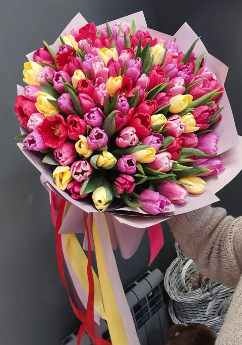 Букет № 59: авторский букет из 101 разноцветного тюльпана
                 в дизайнерской упаковке с разноцветными атласными
                  лентами — роскошная композиция за 14 700 ₽., доставка в Коломне