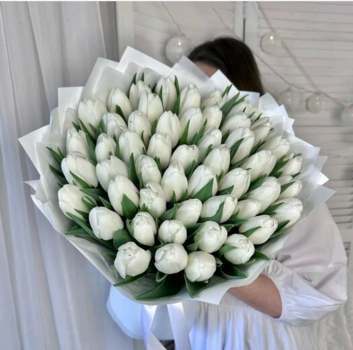 Букет № 43: 51 белый тюльпан в дизайнерской белой упаковке с бумагой тишью, доставка в Коломне