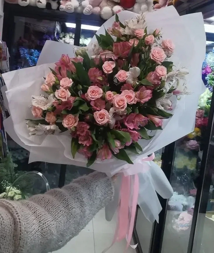 Букет № 29: альстромерия и кустовая роза нежно-розового оттенка в дизайнерской
                 упаковке, доставка цветов в Коломне