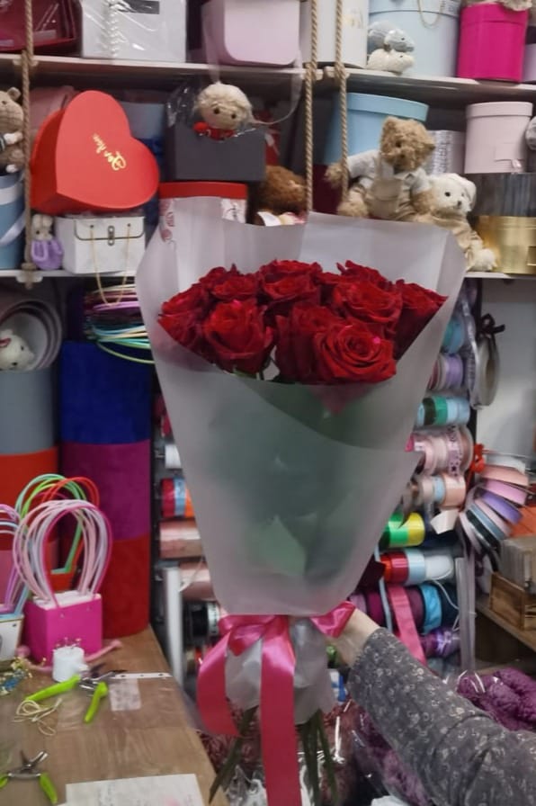 Букет № 24: 15 красных эквадорских роз премиум-класса (длина 70 см) в полуматовой плёнке
                     с атласной лентой, цена 4 999 ₽, доставка цветов в Коломне